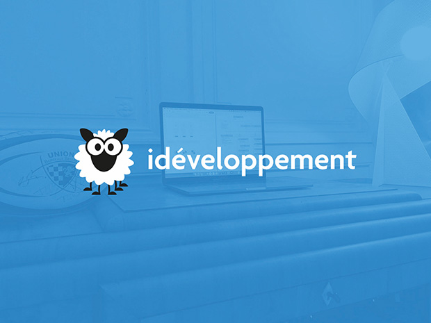 Exemple d'utilisation du logo idéveloppement sur une image traitée avec un filtre bleu.